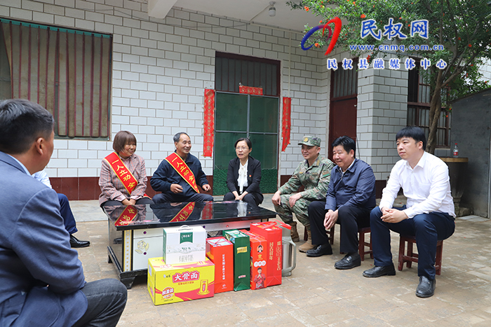 縣委書記、縣長王靜嫻為立功受獎軍人家庭送喜報(bào)