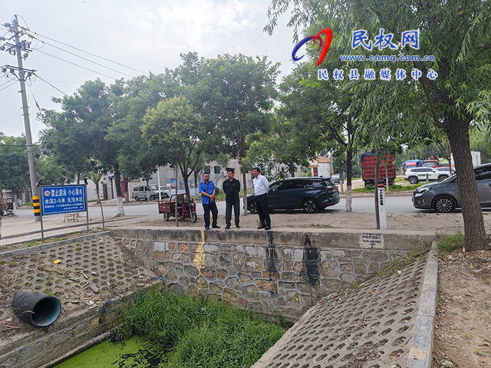 縣委常委、統(tǒng)戰(zhàn)部長、南華街道辦事處黨工委書記李君開展巡河工作