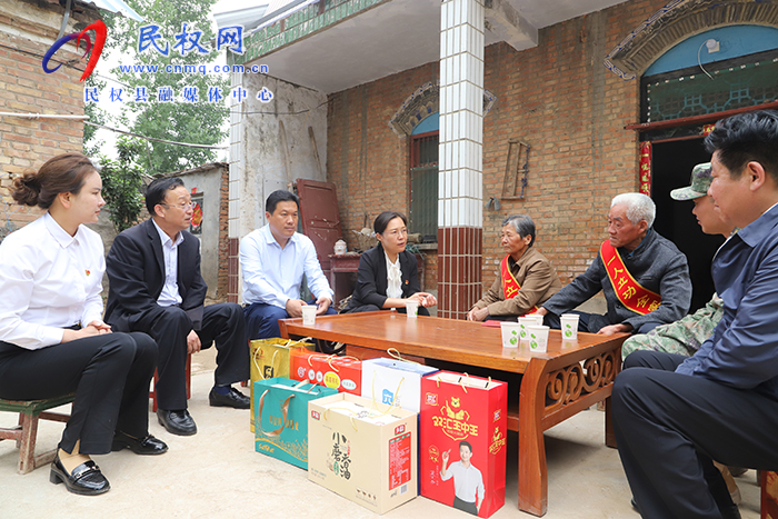 縣委書記、縣長(zhǎng)王靜嫻走訪慰問(wèn)現(xiàn)役軍人家屬
