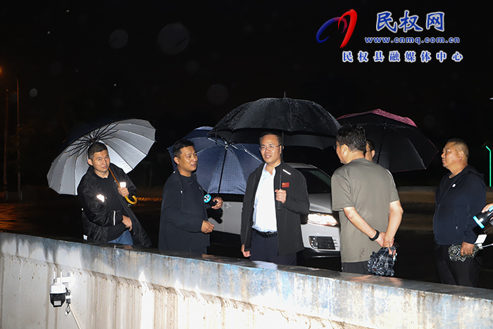 縣委常委、常務(wù)副縣長王景義夜查城市防汛工作
