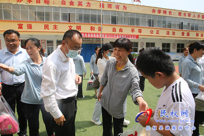 縣領(lǐng)導(dǎo)開展“六一”兒童節(jié)慰問活動