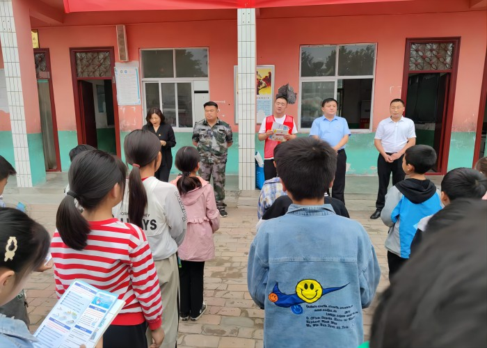 商丘市應(yīng)急管理局開展安全宣傳“進(jìn)校園”暨“六一”兒童節(jié)慰問活動(dòng)