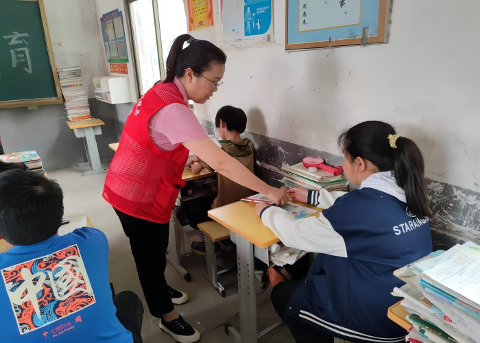 商丘市應(yīng)急管理局開展安全宣傳“進(jìn)校園”暨“六一”兒童節(jié)慰問活動(dòng)