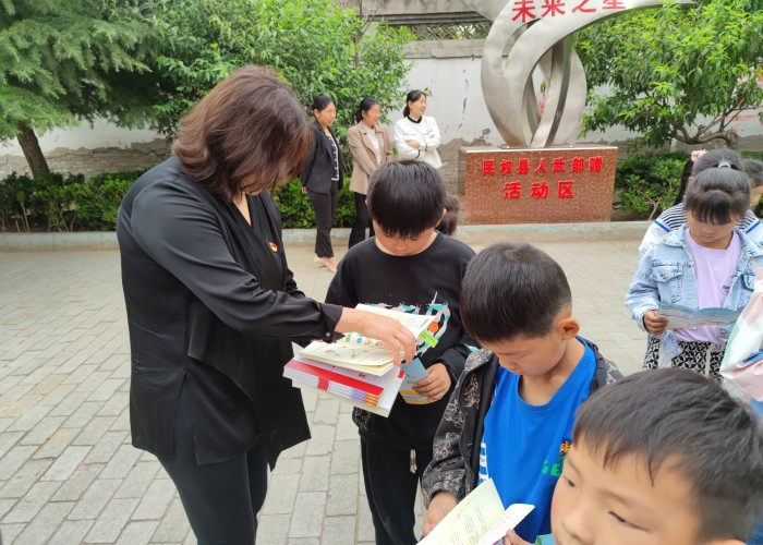 商丘市應(yīng)急管理局開展安全宣傳“進(jìn)校園”暨“六一”兒童節(jié)慰問活動(dòng)