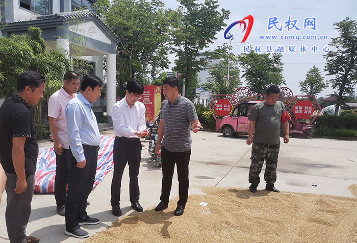 縣領(lǐng)導(dǎo)張愛軍、李吉安看望慰問“三夏”一線黨員干部