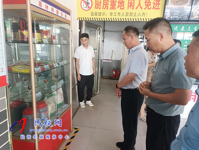 縣委常委、常務(wù)副縣長王景義督導(dǎo)企業(yè)落實(shí)食品安全“兩個(gè)責(zé)任”包保工作