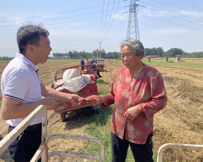 縣委黨校到綠洲街道李莊村開展“傾情幫扶、助力三夏”活動(dòng)   
