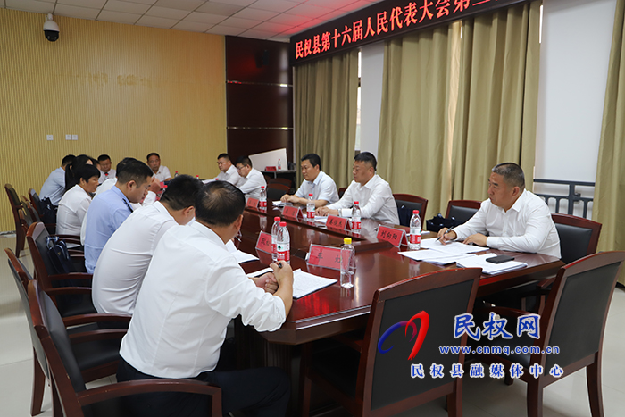 縣領導參加縣人大各代表團分組審議