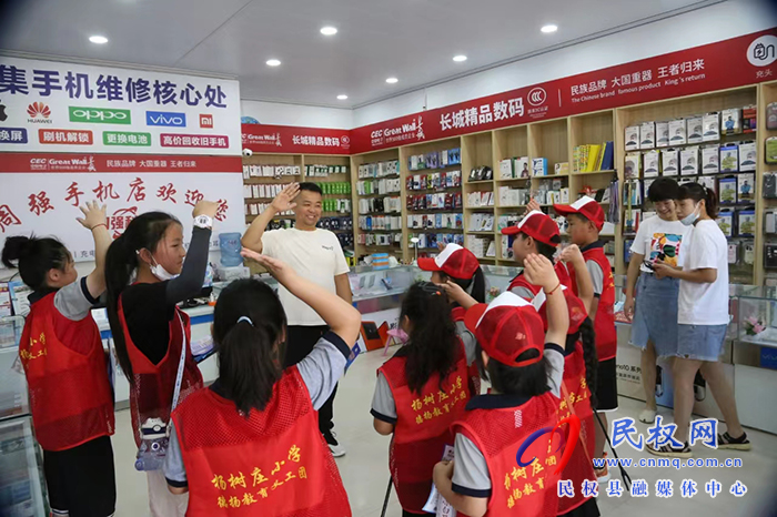 撐起“安全傘” 快樂度暑假--楊樹莊小學(xué)德?lián)P義工團組織開展暑期安全宣傳志愿活動