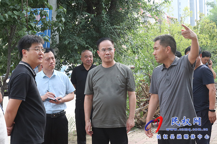 縣委常委、常務副縣長王景義查看文明城市創(chuàng)建工作