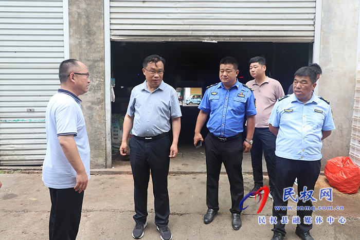 縣委常委、宣傳部長、副縣長畢道喜暗訪國家衛(wèi)生縣創(chuàng)建工作