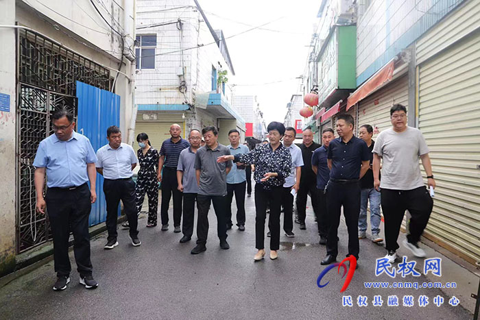 縣領(lǐng)導(dǎo)查看全國文明城市、國家衛(wèi)生縣創(chuàng)建工作
