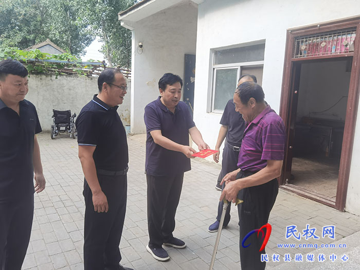 縣領(lǐng)導(dǎo)陳進(jìn)領(lǐng)“八一”節(jié)前到胡集鄉(xiāng)走訪慰問復(fù)退、復(fù)員軍人