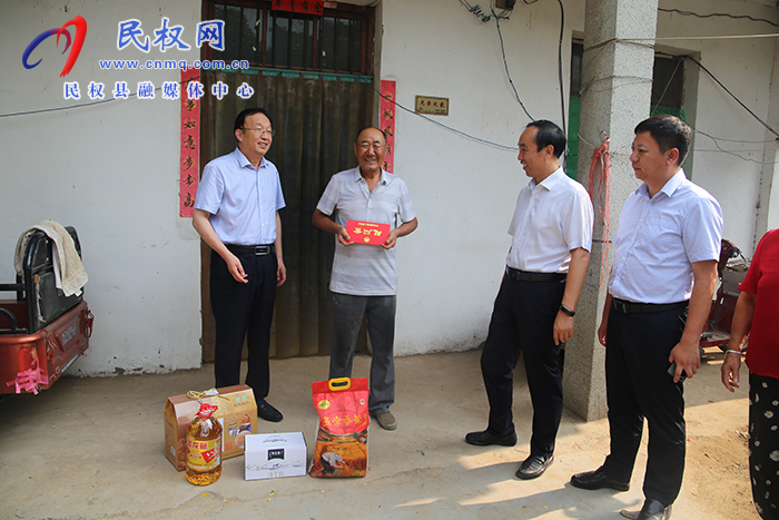 縣領(lǐng)導(dǎo)李國(guó)棟、韓德勇開(kāi)展八一慰問(wèn)活動(dòng)