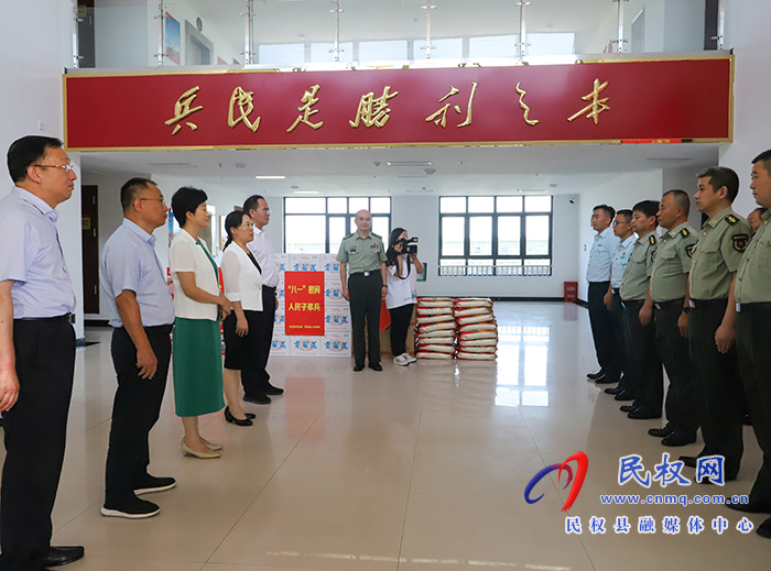 縣委書記王靜嫻帶領(lǐng)縣四大班子領(lǐng)導(dǎo)走訪慰問駐民部隊官兵和消防救援隊員
