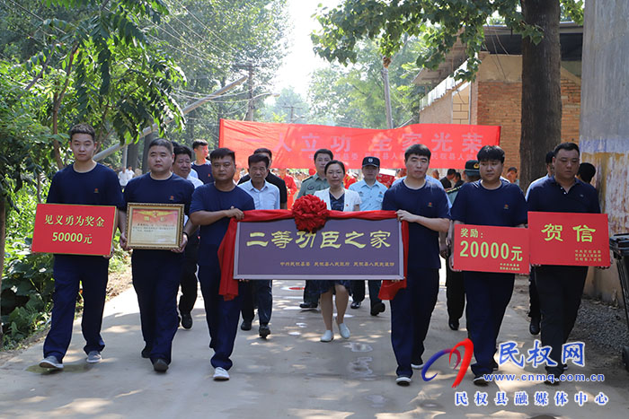 縣委書記王靜嫻為榮立二等功現(xiàn)役軍人蔡世彬家庭送喜報