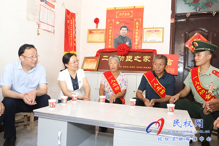 縣委書記王靜嫻為榮立二等功現(xiàn)役軍人蔡世彬家庭送喜報