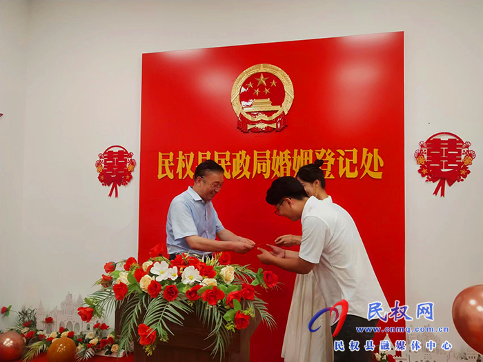 民權(quán)縣婚姻登記處開展“浪漫‘七夕節(jié)’移風(fēng)易俗、倡樹文明新風(fēng)”主題活動(dòng)