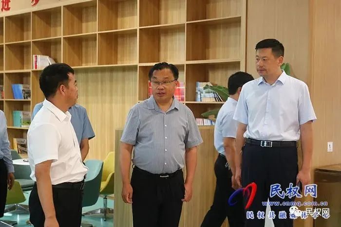縣委常委、宣傳部長(zhǎng)、副縣長(zhǎng)畢道喜調(diào)研書(shū)香民權(quán)建設(shè)情況