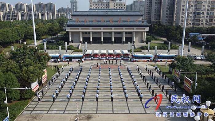 民權(quán)縣“雙擁號”公交車發(fā)車儀式舉行