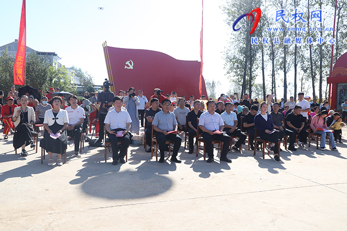民權(quán)縣慶祝第六個中國農(nóng)民豐收節(jié)特色農(nóng)副產(chǎn)品現(xiàn)場觀摩會暨文藝演出活動舉行