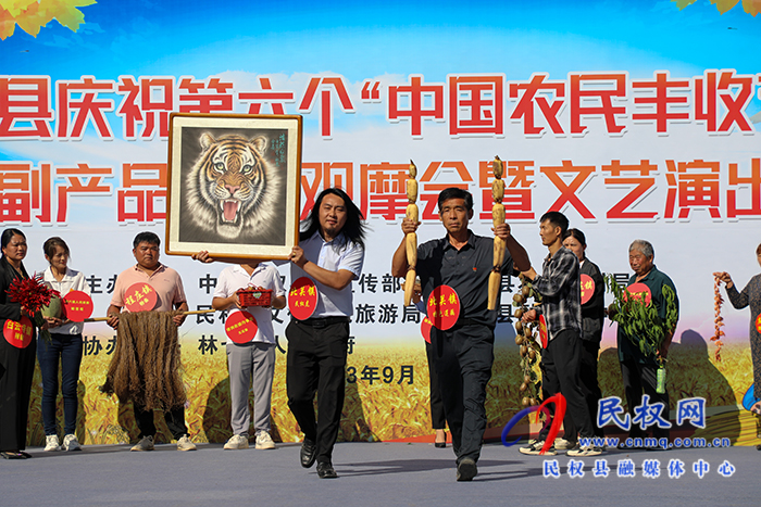 民權(quán)縣慶祝第六個中國農(nóng)民豐收節(jié)特色農(nóng)副產(chǎn)品現(xiàn)場觀摩會暨文藝演出活動舉行