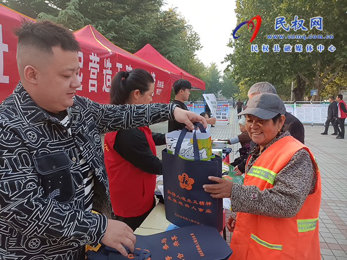 民權(quán)縣殘聯(lián)開展國際盲人節(jié)宣傳活動