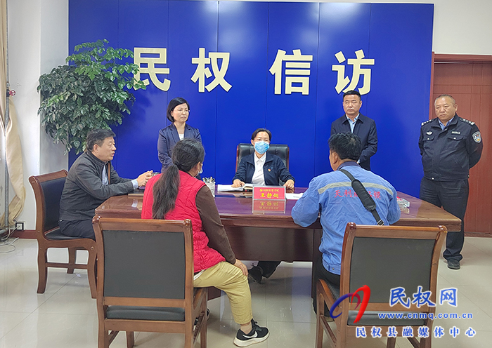 縣委書記王靜嫻到縣群眾來訪接待中心接待來訪群眾