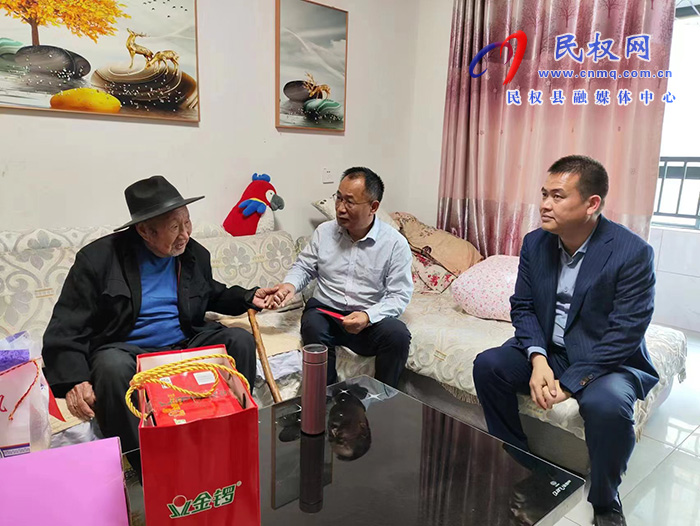 縣政協(xié)主席周明河到綠洲街道慰問百歲老人、“三無”老人