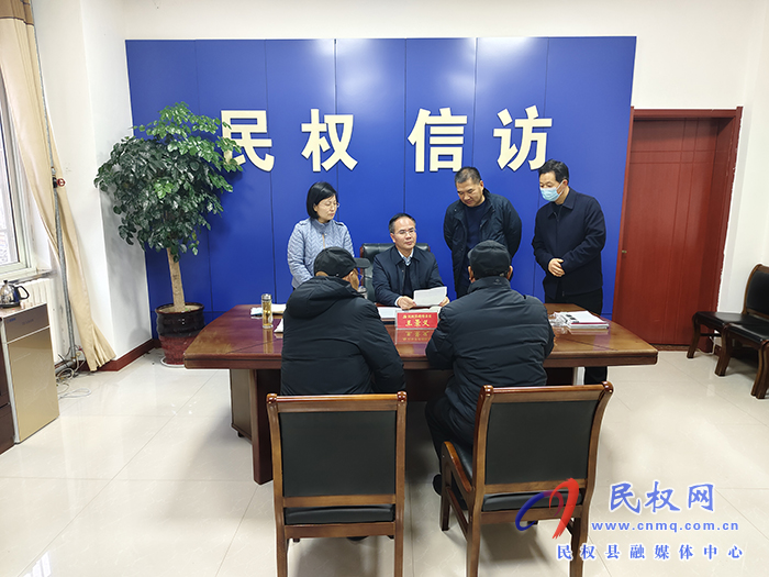 縣委副書記、縣長(zhǎng)王景義到縣群眾來訪接待中心接待來訪群眾       