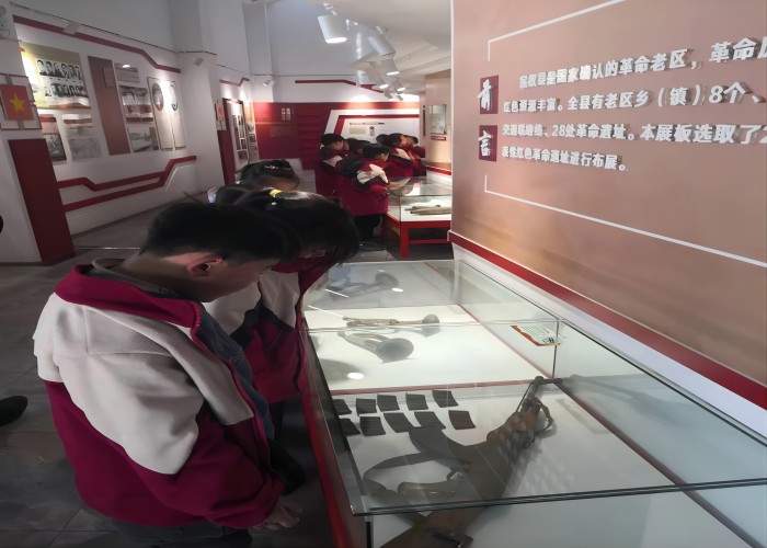 縣教體局組織優(yōu)秀師生代表開展“童心向黨”紅色教育參觀活動(dòng)