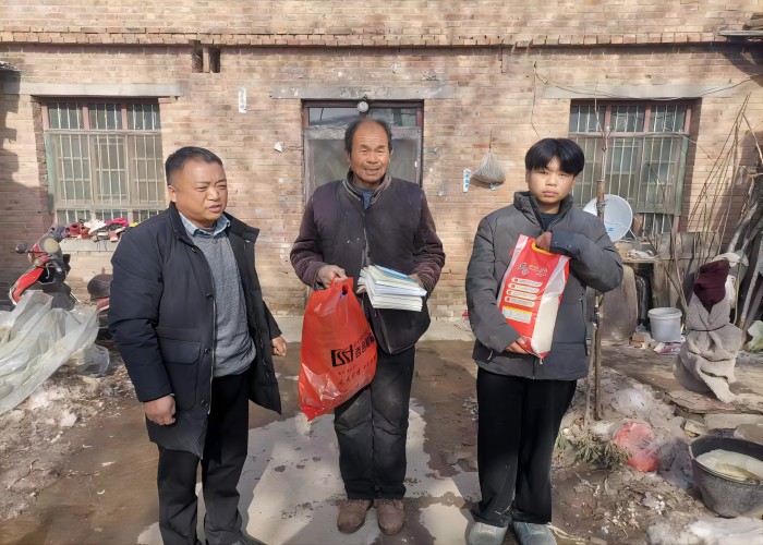 張建平：愛心助困，情滿寒冬