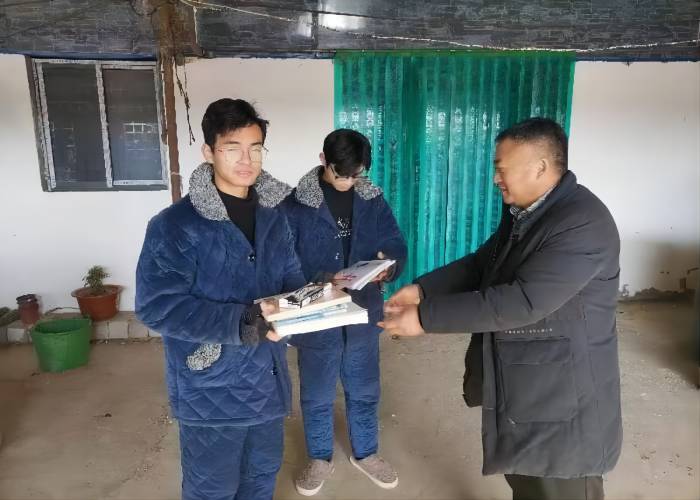 張建平：愛心助困，情滿寒冬