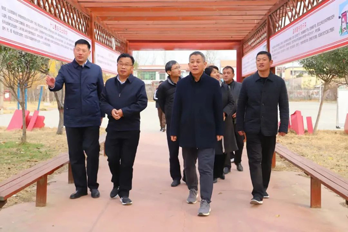 市委宣傳部副部長、二級巡視員劉道明到民調(diào)研指導(dǎo)“掃黃打非”基層示范點建設(shè)和印刷企業(yè)管理工作