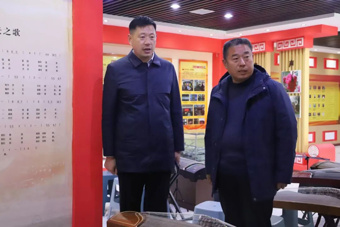 縣委宣傳部副部長李忠強查看城市書房、圖書館和校園書屋建設管理使用情況