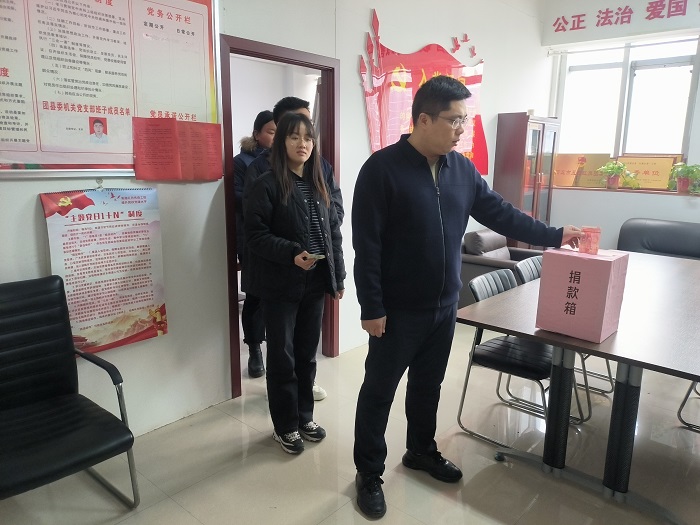 團(tuán)縣委開展“送溫暖、獻(xiàn)愛心”捐款活動