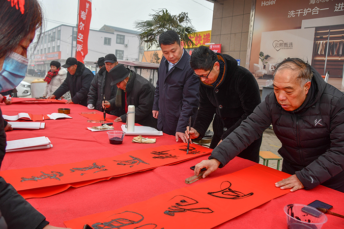 民權(quán)縣人和鎮(zhèn)：義寫(xiě)春聯(lián)送祝福 濃濃墨香迎新春