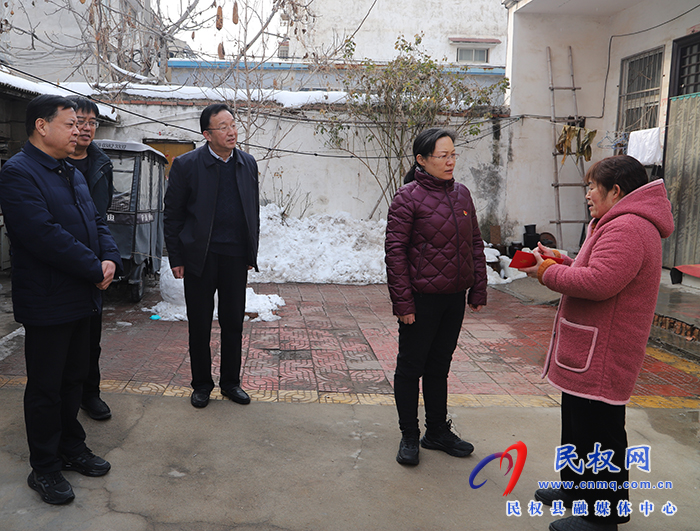 縣領(lǐng)導(dǎo)春節(jié)前夕慰問特困職工、城市居民困難戶、企業(yè)軍轉(zhuǎn)干部和特困下崗職工