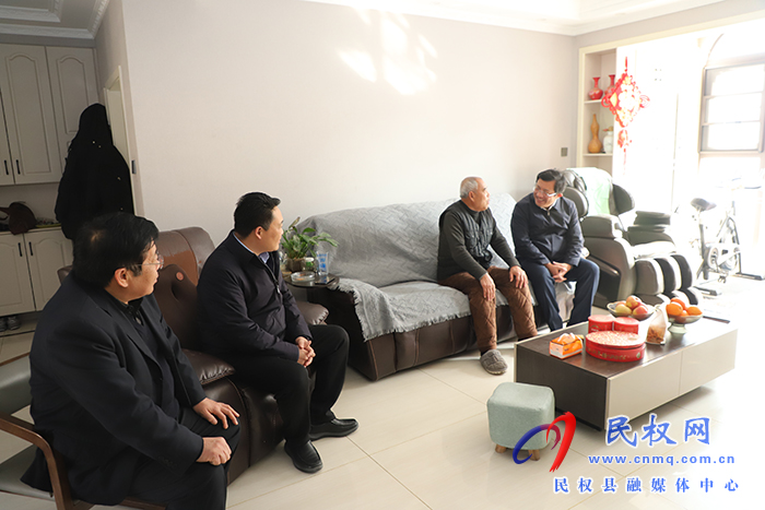 縣領(lǐng)導(dǎo)春節(jié)前夕慰問特困職工、城市居民困難戶、企業(yè)軍轉(zhuǎn)干部和特困下崗職工