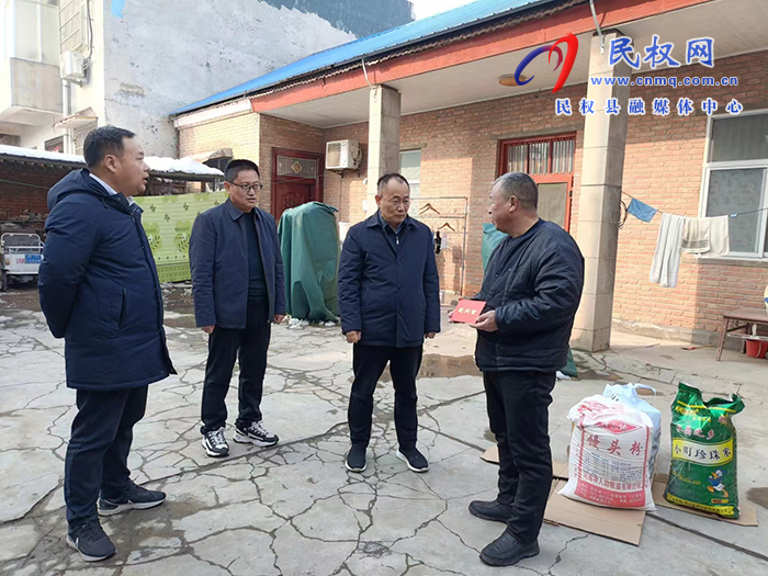 縣領(lǐng)導(dǎo)春節(jié)前夕慰問特困職工、城市居民困難戶、企業(yè)軍轉(zhuǎn)干部和特困下崗職工