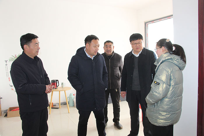 縣委常委、常務(wù)副縣長李衛(wèi)政走訪慰問“春蕾女童”、困難群眾和老黨員