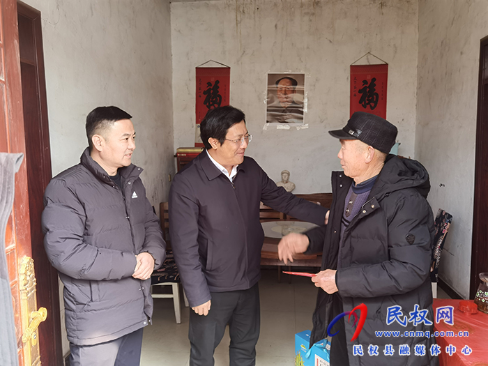 縣領(lǐng)導(dǎo)李君走訪慰問(wèn)老黨員、現(xiàn)役軍人家屬、困難群眾和“春蕾女童”