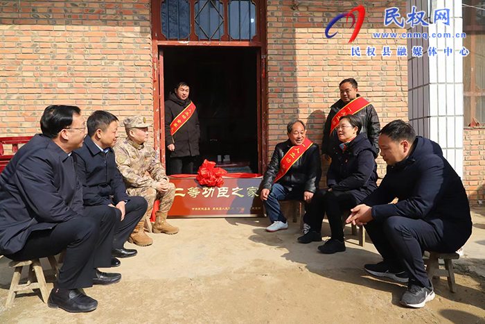 縣委書記王靜嫻為立功軍人送喜報(bào)