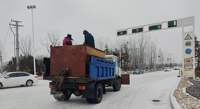 城管局民潔公司積極應(yīng)對(duì)冰凍雨雪天氣