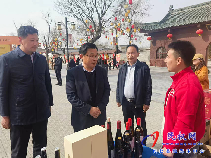 縣委常委、宣傳部長(zhǎng)、副縣長(zhǎng)畢道喜到商丘第三屆美食文化季民權(quán)展區(qū)指導(dǎo)布展工作