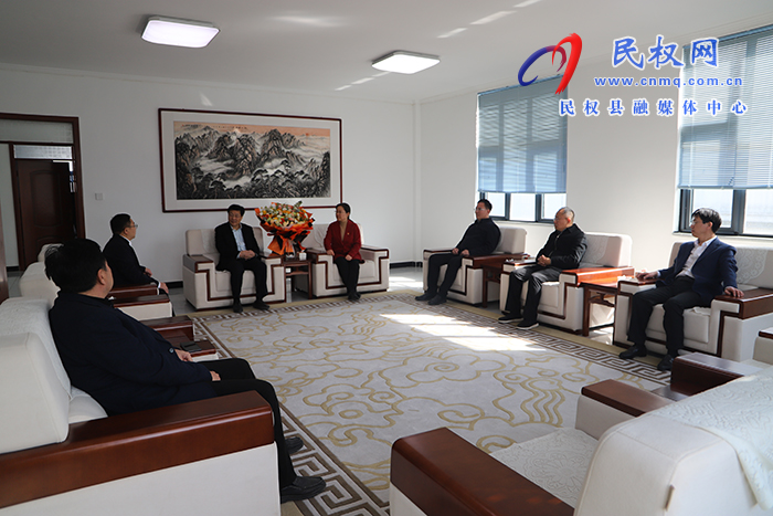 縣委書記王靜嫻赴企業(yè)“送獎牌”