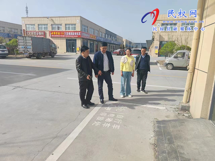 縣委常委、副縣長(zhǎng)謝志強(qiáng)查看精神文明建設(shè)工作