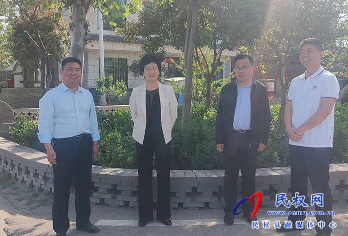 縣人大常委會(huì)主任周燕查看精神文明建設(shè)工作