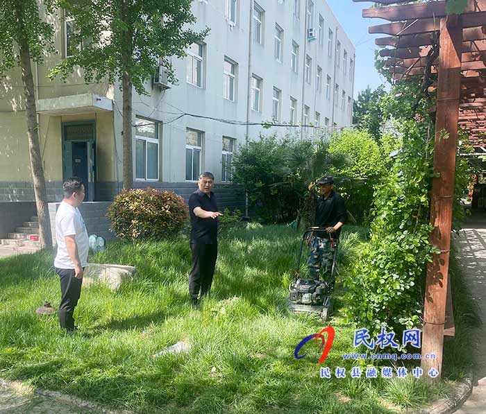 民權(quán)縣水務公司強化綠植養(yǎng)護 推進“雙城”創(chuàng)建