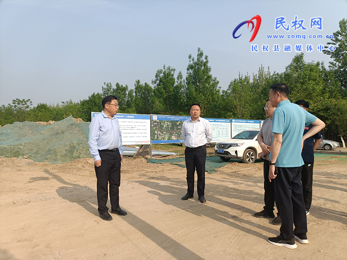 縣領導畢道喜、李衛(wèi)政查看馬拉松賽事沿線道路鋪設情況及周邊環(huán)境衛(wèi)生整治工作